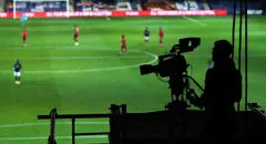 ساعت دیدارهای مهم فوتبال امروز شنبه ۸ آذر + جدول