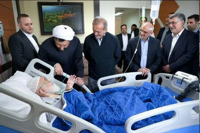 پزشکیان به عیادت آیت‌الله نوری همدانی رفت + عکس