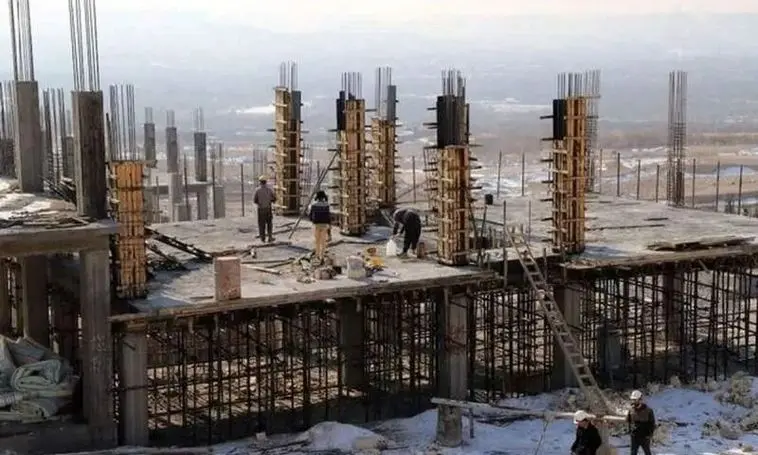 سنگ‌های ریز و درشت پیش‌پای ساخت‌وساز