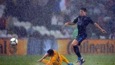 باران شدید بازی لیگ یکی را لغو کرد