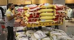 ذخیره سازی و توزیع کالا در حال انجام است