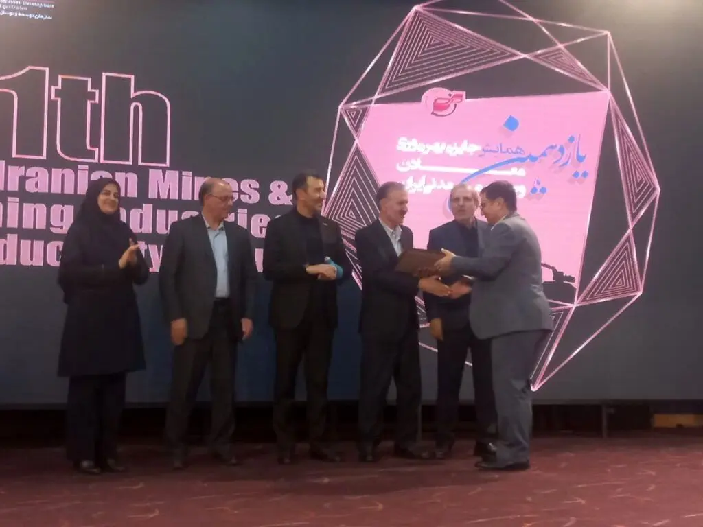 دریافت تندیس برنزین پیشتازان بهره‌وری توسط شرکت آلومینای ایران