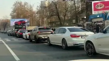 صف طولانی خودروهای لوکس برای خرید بنزین سوپر +‌ قیمت بنزین سوپر وارداتی 