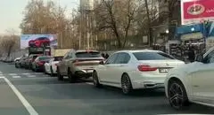 صف طولانی خودروهای لوکس برای خرید بنزین سوپر +‌ قیمت بنزین سوپر وارداتی 