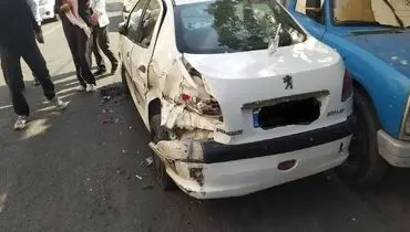 برخورد خاور با ۱۵ خودرو در تهران؛ یک مصدوم و ترافیک سنگین