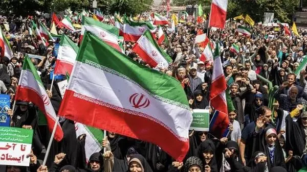 بگو با مردم دنیا که این ایران فروشی نیست