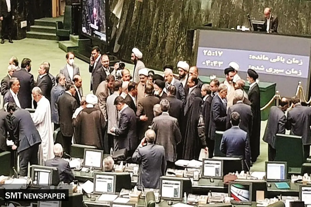 سیاستهای نهادهای اقتصادی دولت متناقض است