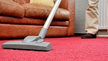 قبل از تحویل فرش به قالیشویی آن را جارو بکشید
