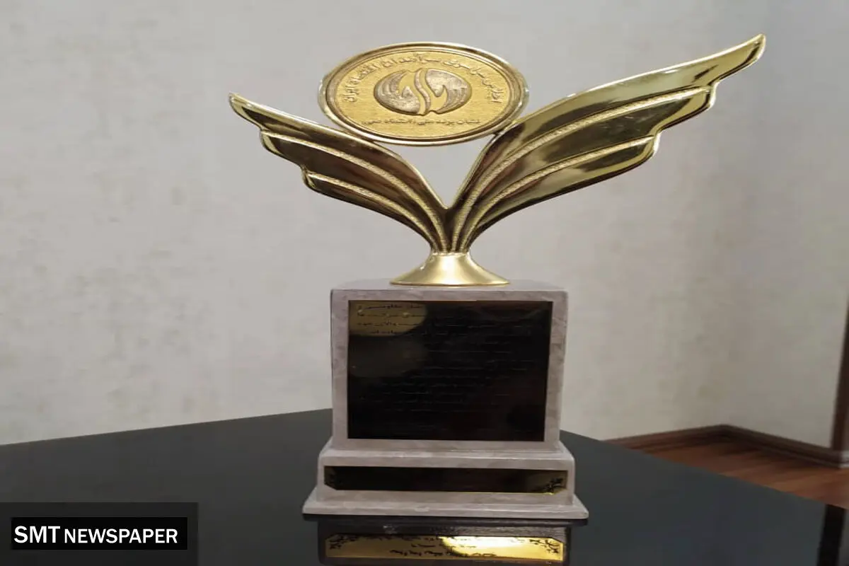 اهدای تندیس زرین مدیر برتر اقتصادی به مدیرعامل فولادسنگان