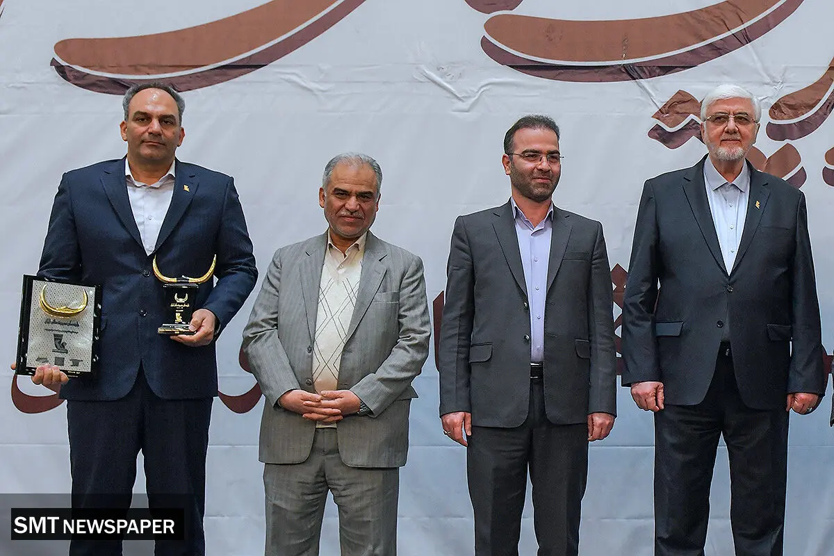 تندیس زرین چهاردهمین دورۀ جایزه مالی ایران به بانک پاسارگاد اهدا شد