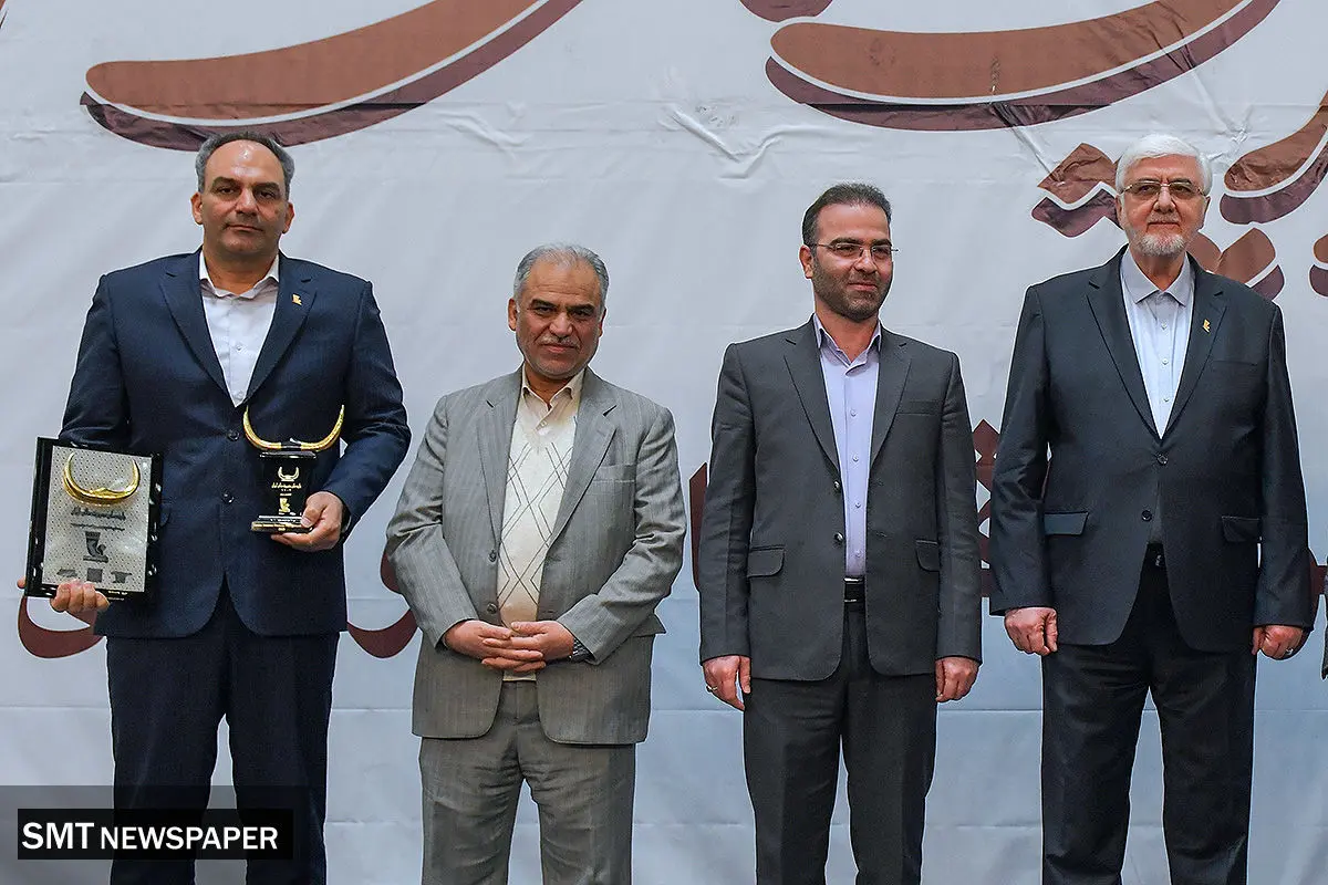 تندیس زرین چهاردهمین دورۀ جایزه مالی ایران به بانک پاسارگاد اهدا شد