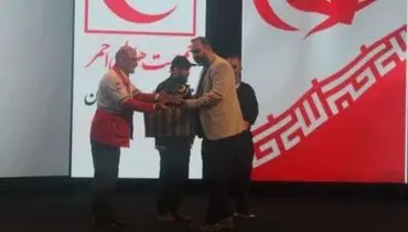 اهدای تندیس برتر به مدیرعامل شرکت سنگ آهن مرکزی ایران