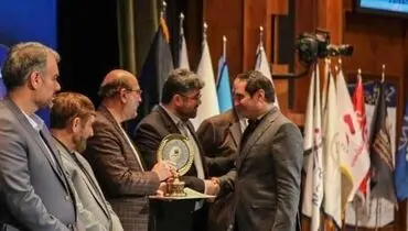 اعطای نشان عالی مدیر سال ۱۴۰۲ به دکتر اردشیر آرش