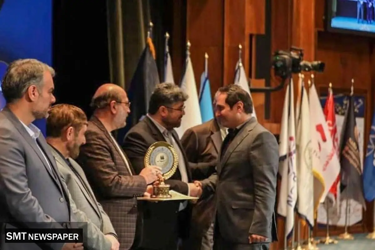 اعطای نشان عالی مدیر سال ۱۴۰۲ به دکتر اردشیر آرش