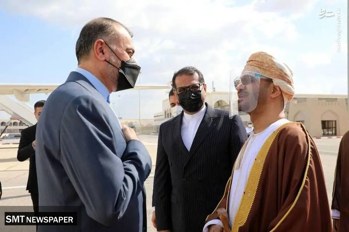 وزیر امور خارجه وارد عمان شد + عکس
