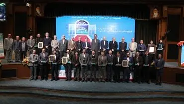 دریافت تندیس بلورین سرآمدی توسط آقای ستوده نیک مدیر روابط عمومی و امور بین الملل شرکت توسعه معدنی و صنعتی صبانور