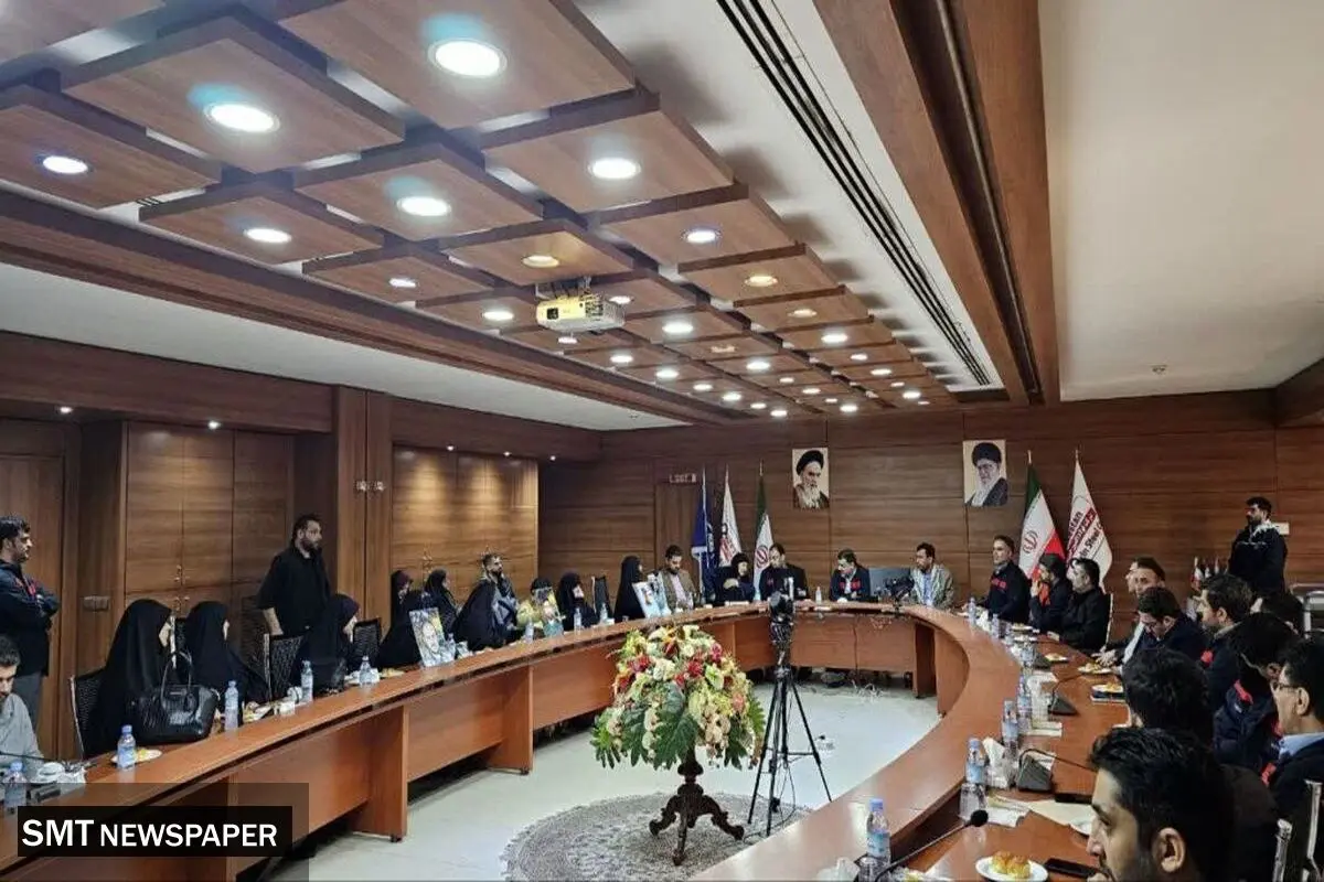 دیدار مدیرعامل فولاد اکسین خوزستان با خانواده شهدا