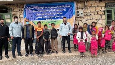 توزیع اقلام آموزشی به زلزله زدگان توسط فولاد خوزستان