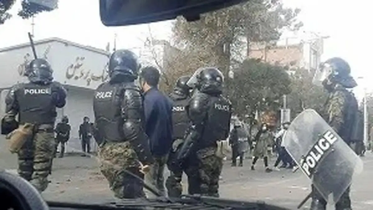 گزارش فارس از تجمعات شب گذشته در تهران و شهرستان‌ها