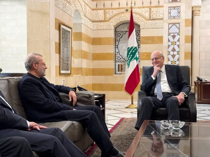 لبخند دیپلماتیک و ژست لاریجانی در لبنان + عکس