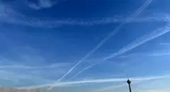 تصاویری متفاوت از آسمان تهران/ ماجرای این ابرهای خطی چیست؟