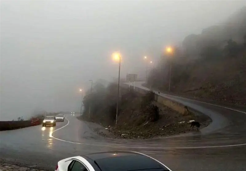 ترافیک سنگین در محور کندوان / بارش برف و باران در جاده‌های ۷ استان