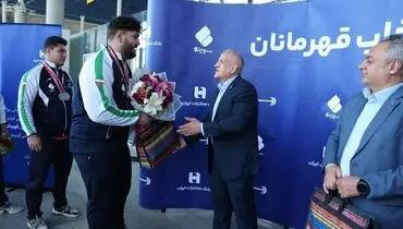 استقبال مقام ارشد بانک صادرات از قهرمانان وزنه‌برداری در فرودگاه