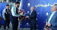 استقبال مقام ارشد بانک صادرات از قهرمانان وزنه‌برداری در فرودگاه