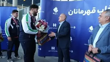 استقبال مقام ارشد بانک صادرات از قهرمانان وزنه‌برداری در فرودگاه