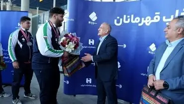استقبال مقام ارشد بانک صادرات از قهرمانان وزنه‌برداری در فرودگاه