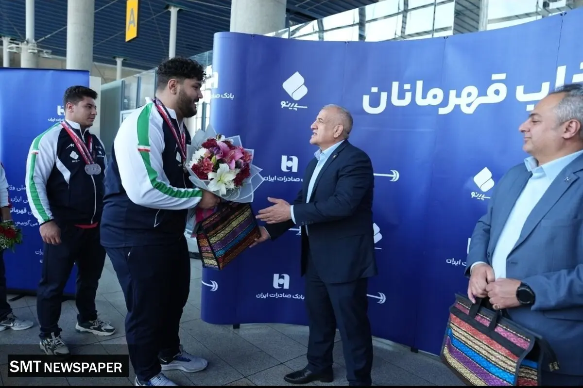 استقبال مقام ارشد بانک صادرات از قهرمانان وزنه‌برداری در فرودگاه