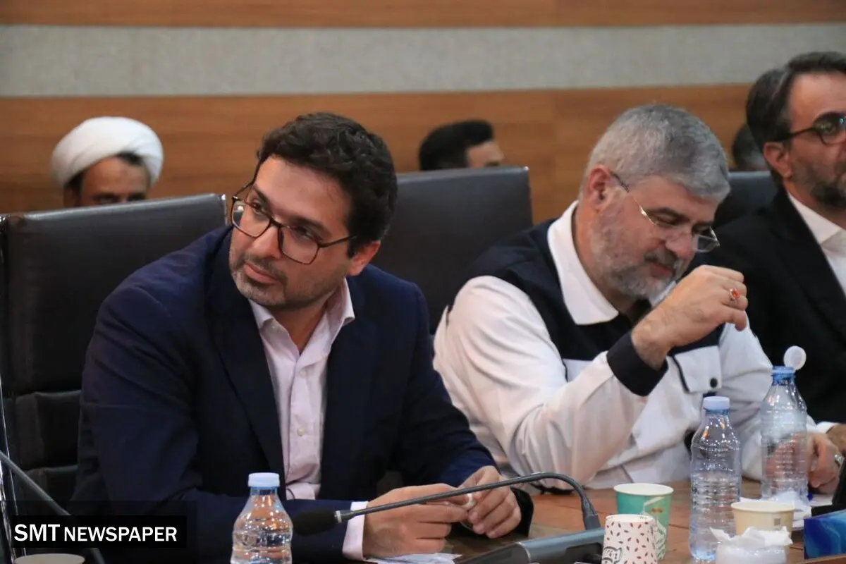 بازدید رئیس‌جمهور از غرفه فولاد هرمزگان در نهمین سفر استانی