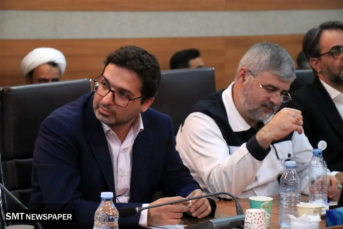 بازدید رئیس‌جمهور از غرفه فولاد هرمزگان در نهمین سفر استانی
