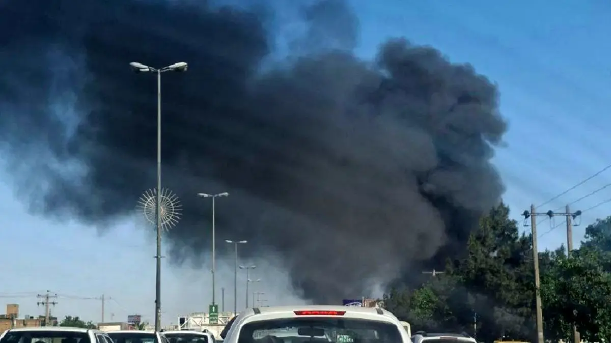 حریق گسترده در انبار بزرگ کارخانه موتورسیکلت مشهد؛ جزئیات حادثه