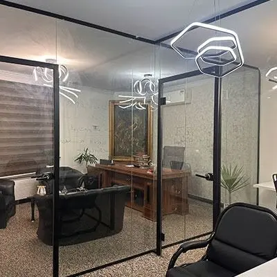 دکوراسیون دفتر کار با شیشه؛ ایده‌های مدرن برای فضای اداری