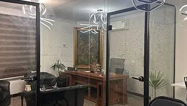 دکوراسیون دفتر کار با شیشه؛ ایده‌های مدرن برای فضای اداری
