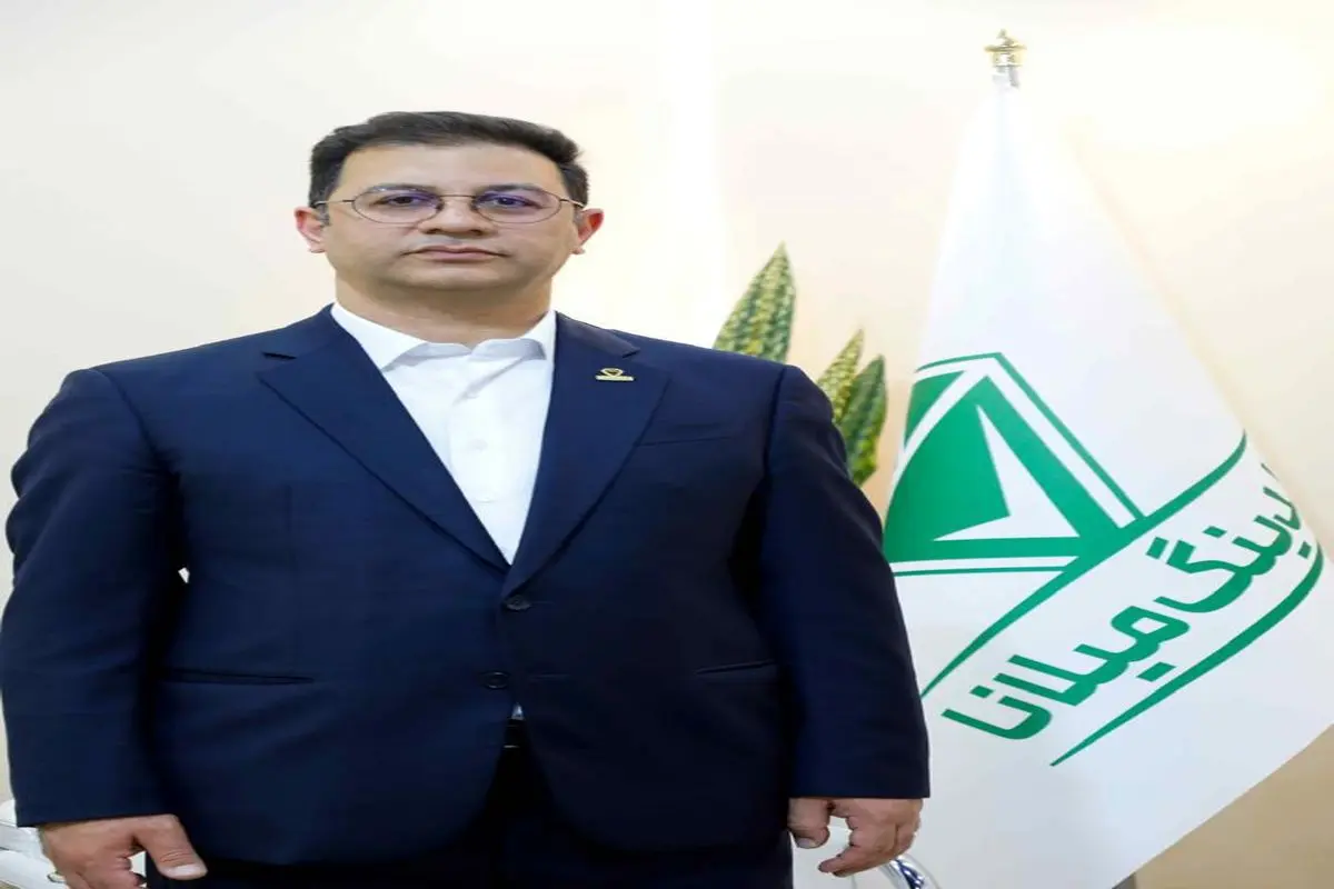 دریافت تندیس و گواهینامه کارآفرین برتر در سال سرمایه گذاری برای تولید