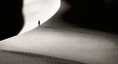 سرگردان بین نور و تاریکی