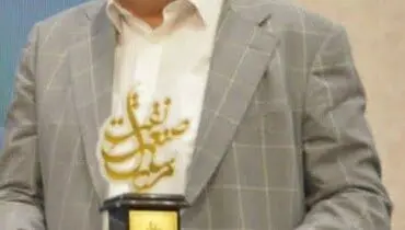 تندیس مرد سال صنعت نفت در دستان مدیر عامل پتروشیمی شهید تندگویان

