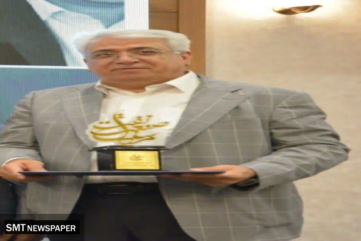 تندیس مرد سال صنعت نفت در دستان مدیر عامل پتروشیمی شهید تندگویان

