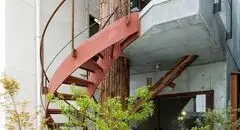 خانه‌ای شگفت‌انگیز در ژاپن؛ معماری نوآورانه روی زمین ۳۹ متری + عکس