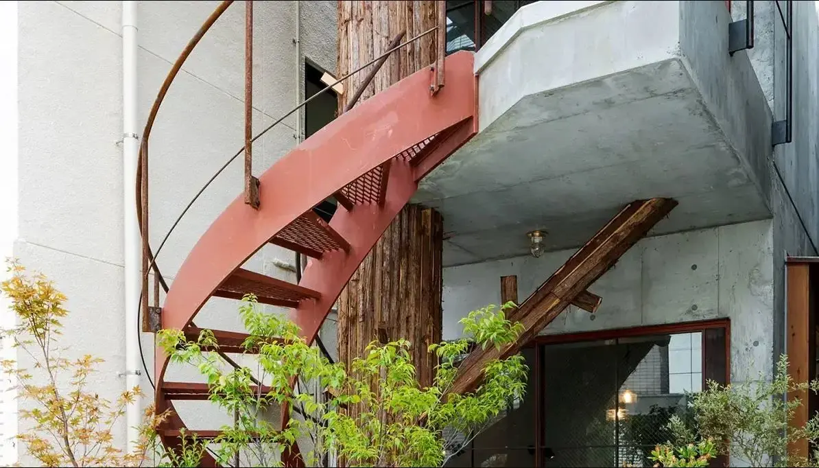 خانه‌ای شگفت‌انگیز در ژاپن؛ معماری نوآورانه روی زمین ۳۹ متری + عکس