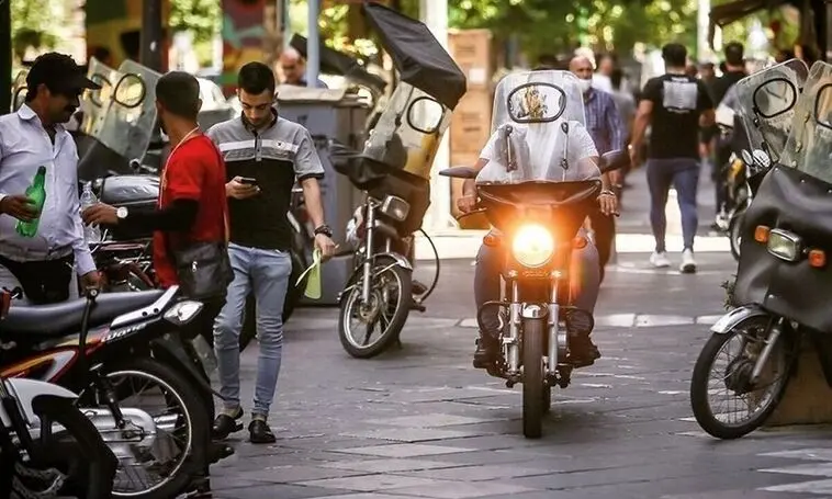 پیک‌های موتوری در تله بنزین ۱۰ هزار تومانی
