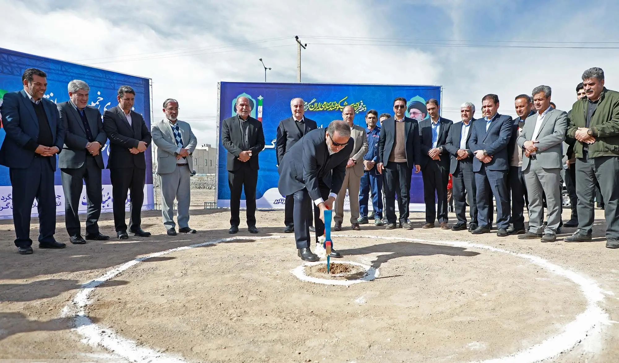 عملیات اجرایی پروژه ۴۳۲ واحدی مسکن کارگری کویرتایر آغاز شد
