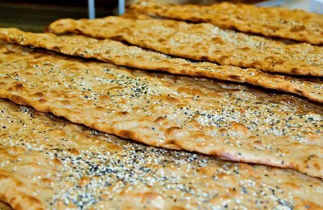 افزودن کنجد و سبزیجات به نان ممنوع شد