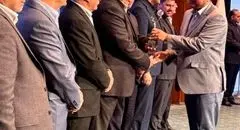 دریافت تندیس و لوح تقدیر «واحد برتر صنعتی» توسط شرکت دانش بنیان طرح و تکامل میهن 