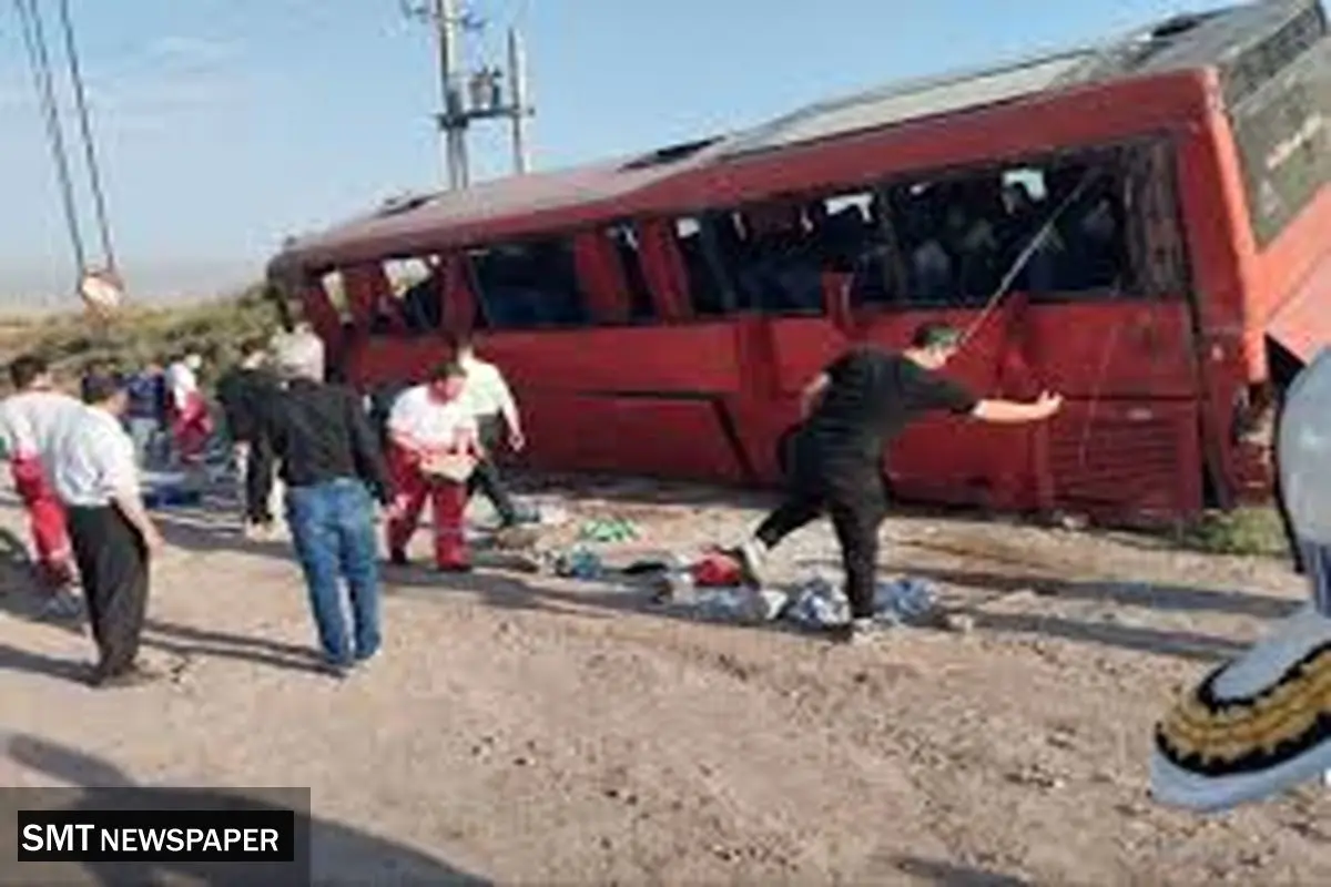 مصدومیت ۳۰ نفر در پی واژگونی اتوبوس در جاده ساوه
