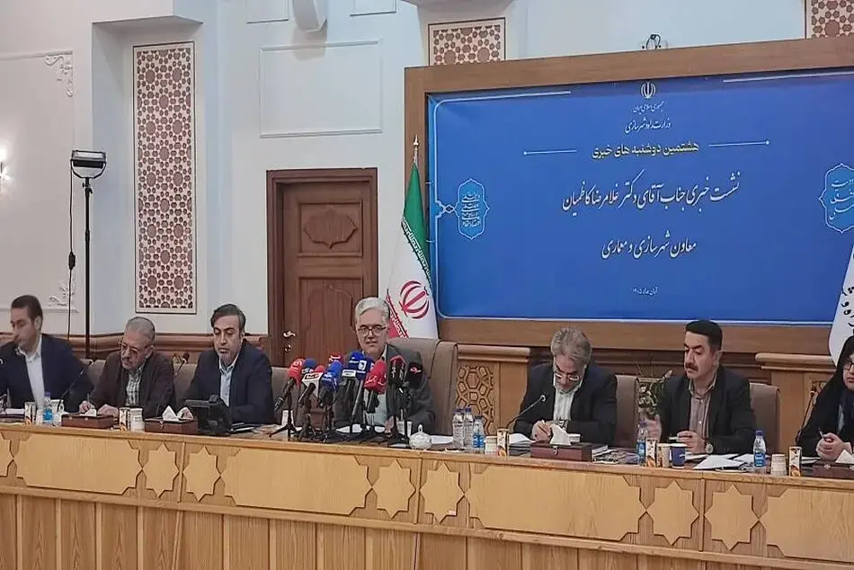 با همکاری شورای عالی شهرسازی، بازسازی ساختمان‌های آسیب‌دیده در کلانشهر به شهرداری ها و در سایر شهرها به بنیاد مسکن می باشد