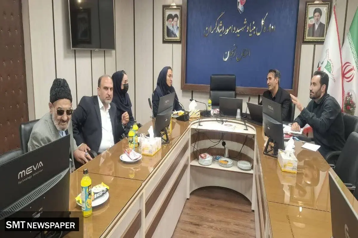 میز خدمت بیمه دی در بنیاد شهید زنجان برپا شد/ حل مشکل قرارداد بیمارستان شهدای طارم