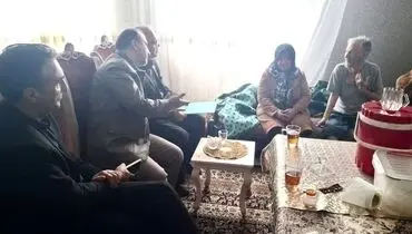 تجلیل از همسر جانباز ۷۰ درصد زنجانی با حضور مدیر بیمه دی